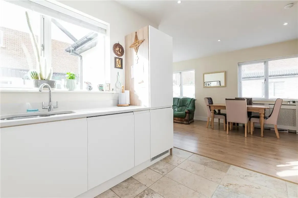 Pvt Room With Direct Train To City Center 25 Mins Dublin